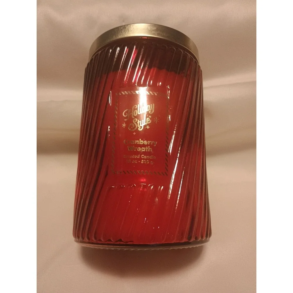 Cranberry Wreath Scented Christmas Candle. 18 Oz